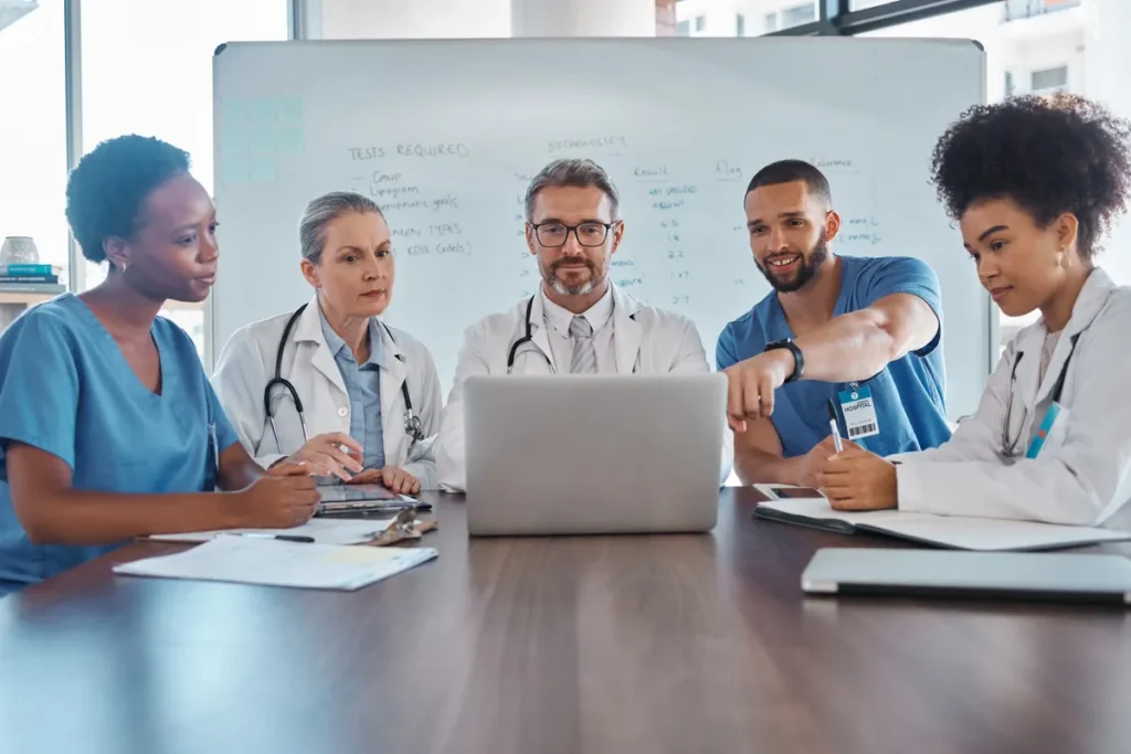Capacitación médica en el uso de historia clínica digital Grupo médico aprendiendo a usar un sistema de historia clínica digital