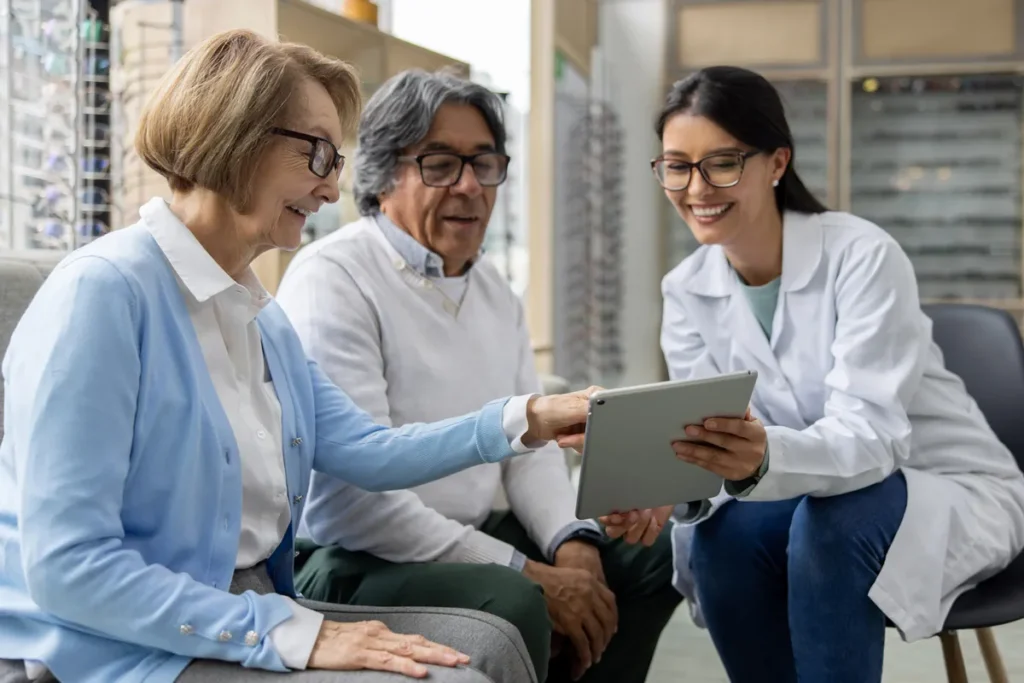 Acceso del paciente a su historia clínica digital personalizada Pacientes consultando su historia médica digital desde una tablet